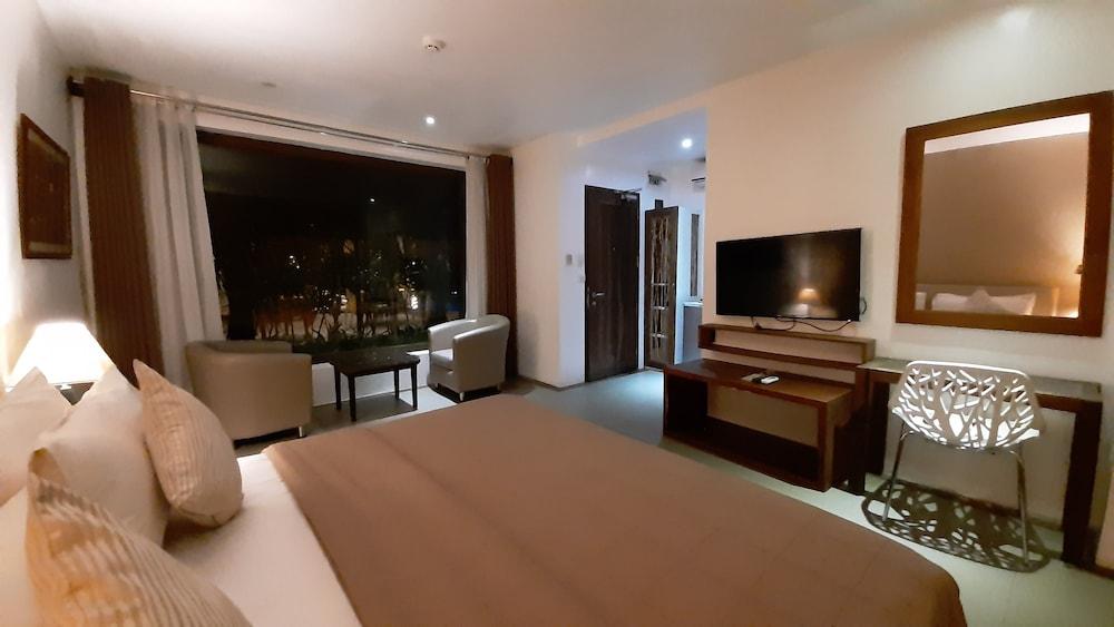 Urban Sands Hotel Iloilo Экстерьер фото